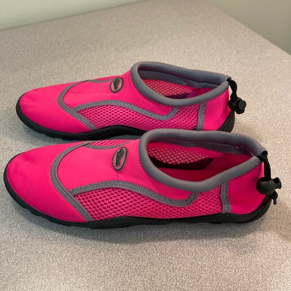 Kauai - hot pink water shoes. Size 8 - Picture 3 of 10